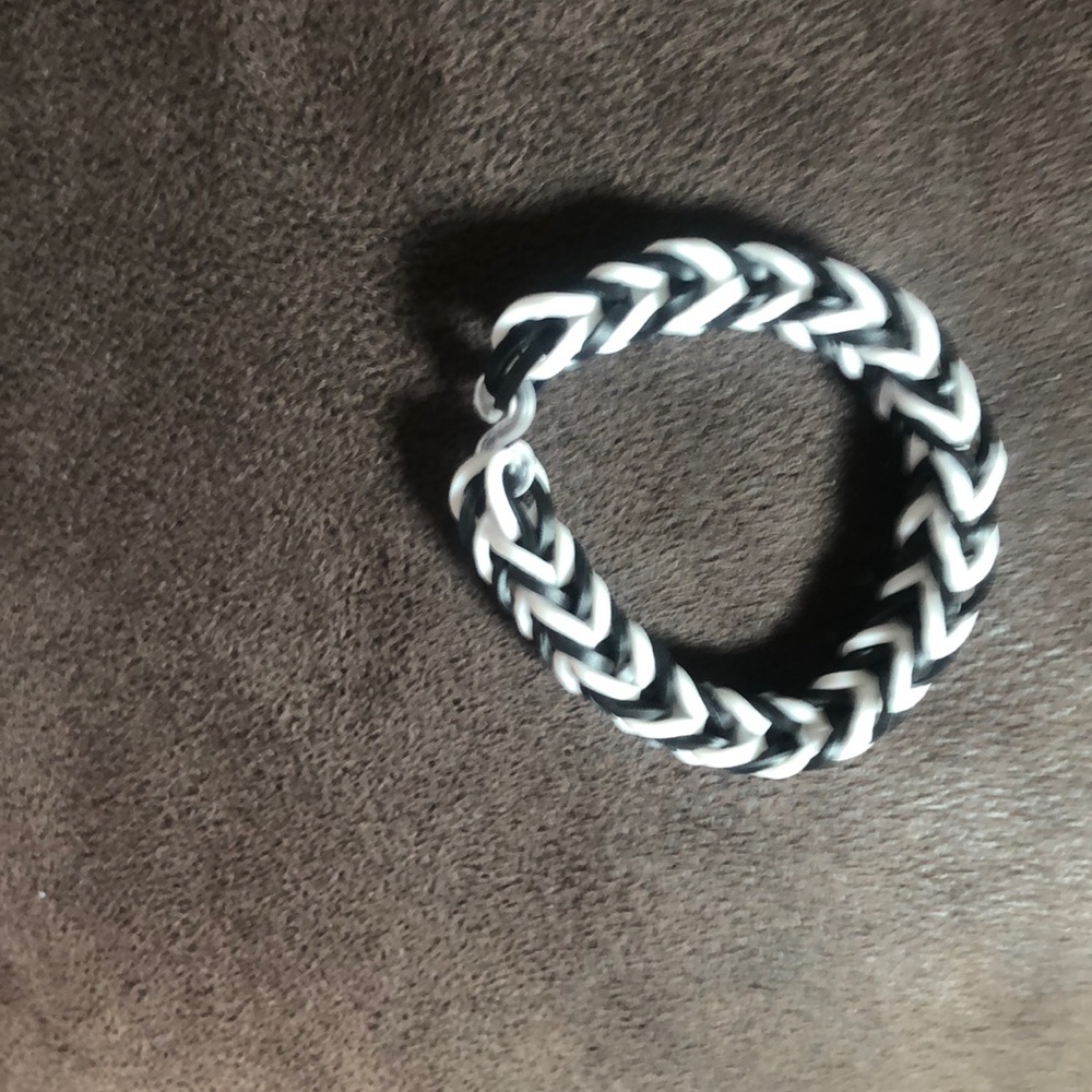 Black and white fishtail bracelet